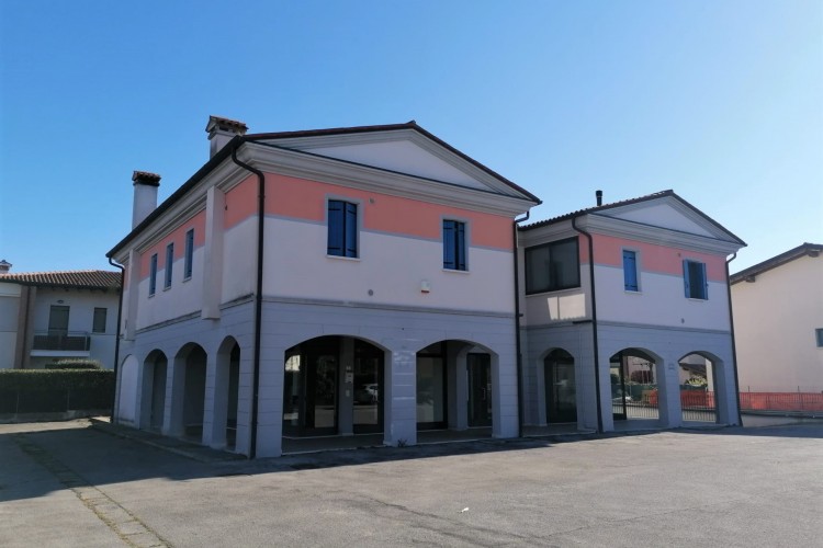 NEGOZIO VETRINATO A CASTIONE