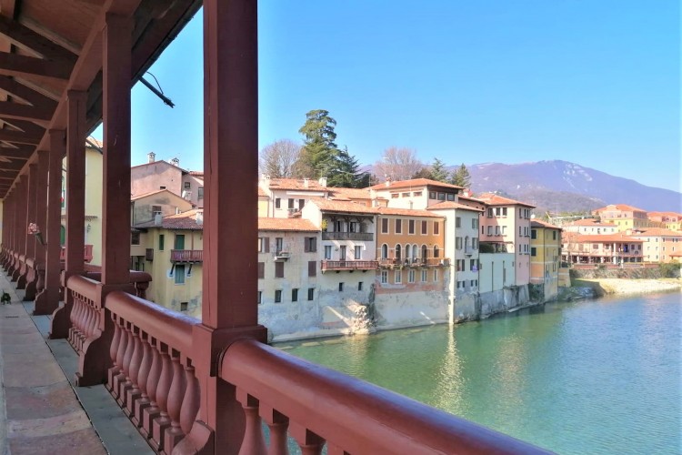 APPARTAMENTO BICAMERE CON TERRAZZONE-SOLARIUM PANORAMICO A BASSANO DEL GRAPPA