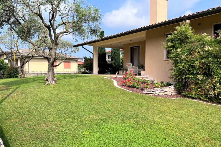 VILLA SINGOLA SU UN UNICO PIANO A ROSA'