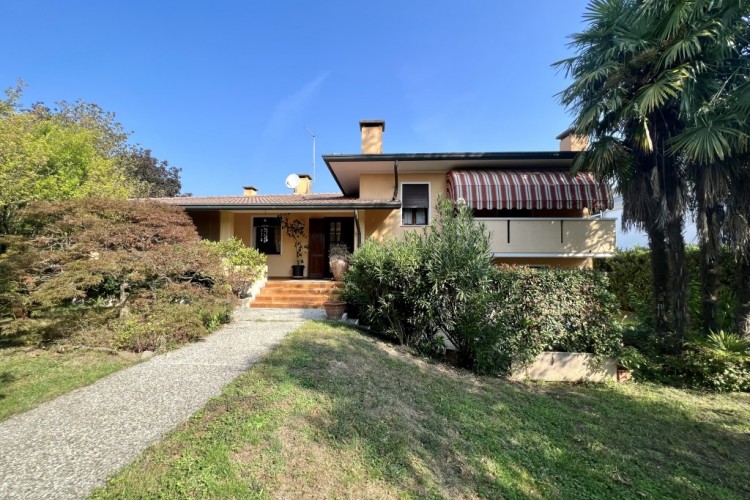 VILLA CON AMPIO GIARDINO A CAMPAGNARI