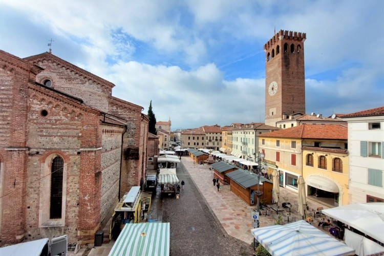 PRESTIGIOSO APPARTAMENTO AL PIANO SECONDO NEL CENTRO STORICO DI BASSANO DEL GRAPPA