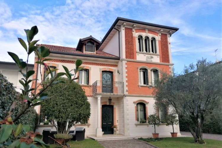 VILLA IN STILE "LIBERTY" CON DEPENDANCE A LORIA