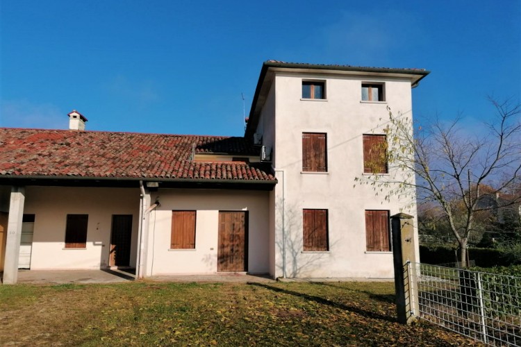 RUSTICO D'ANGOLO CON SCOPERTO PRIVATO