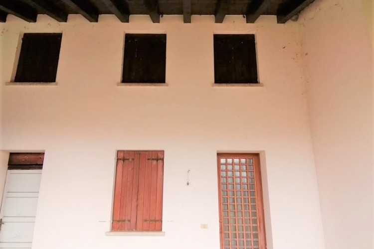 PORZIONE CENTRALE AL GREZZO DI RUSTICO A ROSSANO VENETO