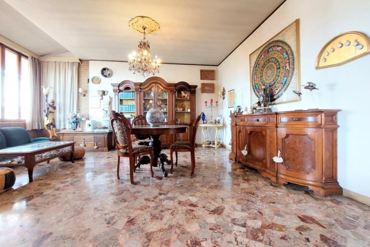 GRANDE APPARTAMENTO INDIPENDENTE CON TERRAZZONE A ROSA'