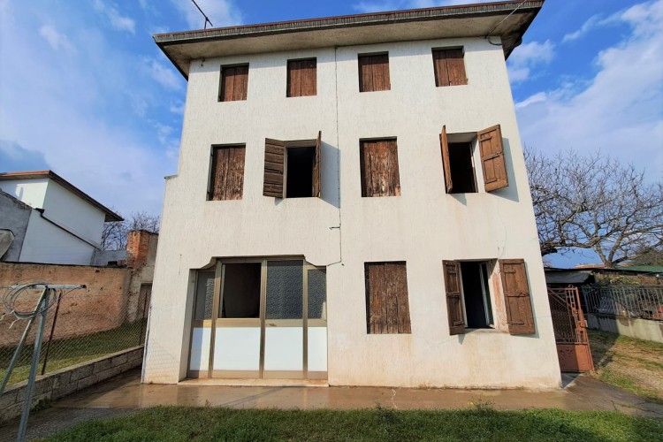CASA RUSTICA SINGOLA CON SCOPERTO PRIVATO A CASONI