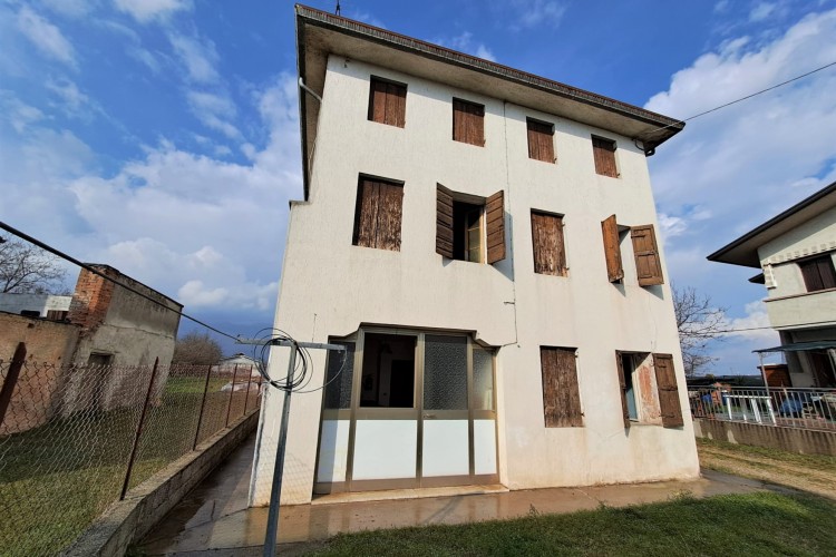 CASA RUSTICA SINGOLA CON SCOPERTO PRIVATO A CASONI