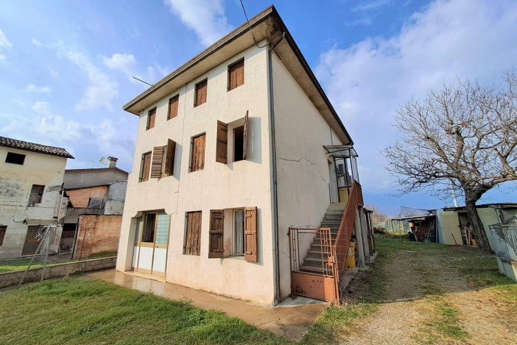 CASA RUSTICA SINGOLA CON SCOPERTO PRIVATO A CASONI