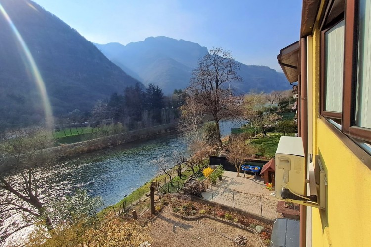 VILLETTA A SCHIERA CON SCOPERTO PRIVATO A SAN NAZARIO