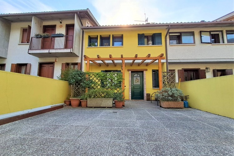 VILLETTA A SCHIERA CON SCOPERTO PRIVATO A SAN NAZARIO