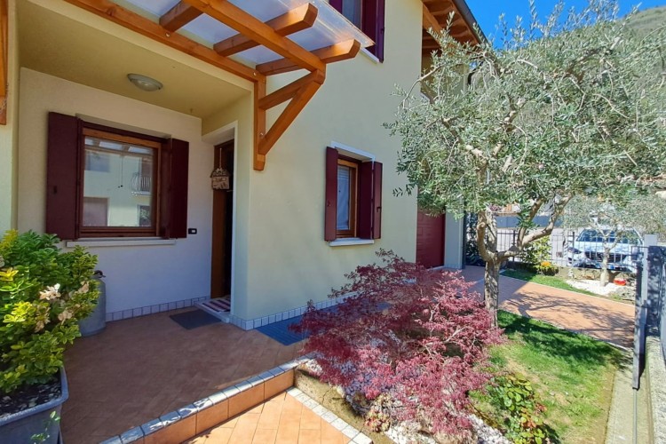 VILLA A SCHIERA A BORSO DEL GRAPPA