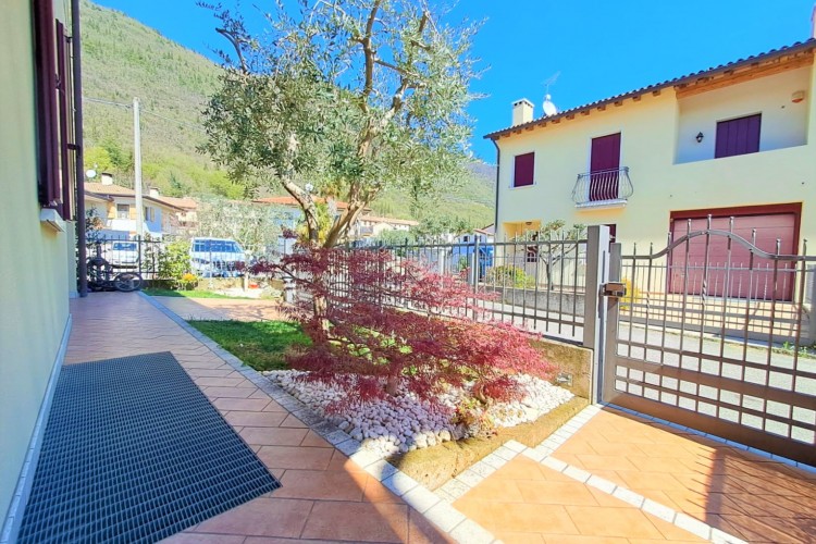 VILLA A SCHIERA A BORSO DEL GRAPPA