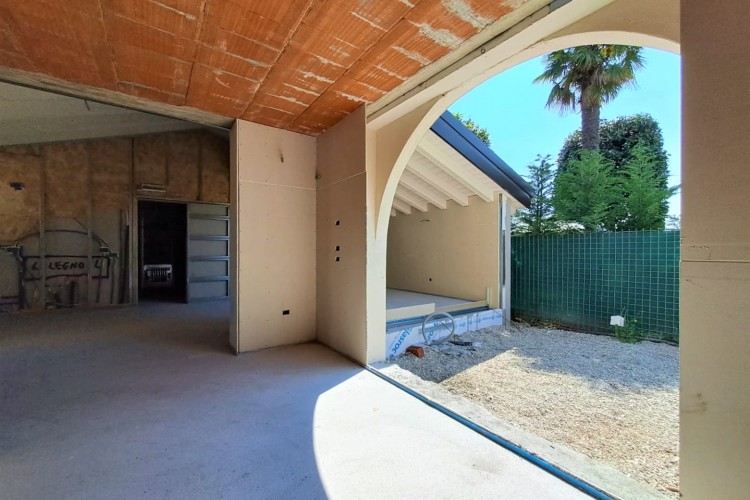 VILLA LATERALE CON 4.000 MQ DI PARCO ESCLUSIVO