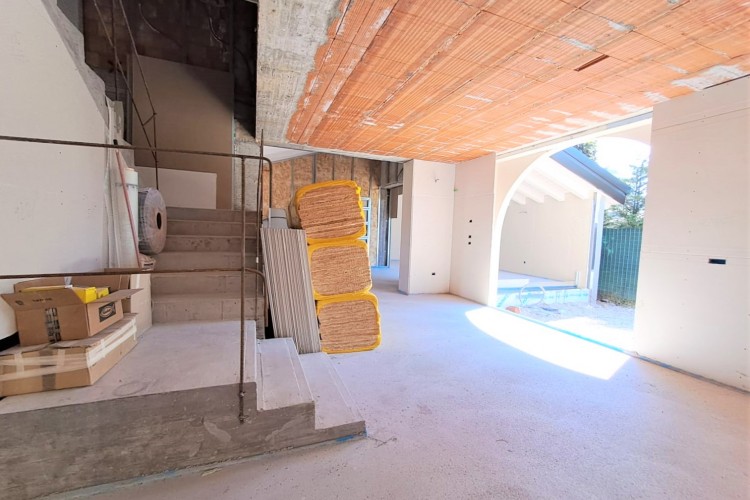 VILLA LATERALE CON 4.000 MQ DI PARCO ESCLUSIVO