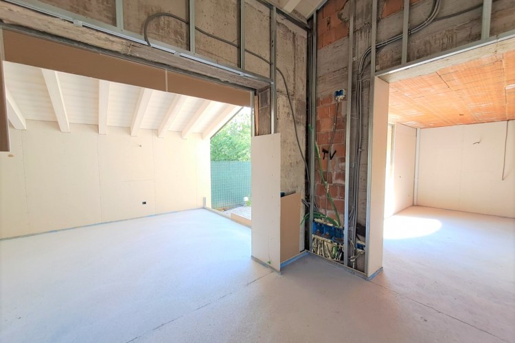 VILLA LATERALE CON 4.000 MQ DI PARCO ESCLUSIVO