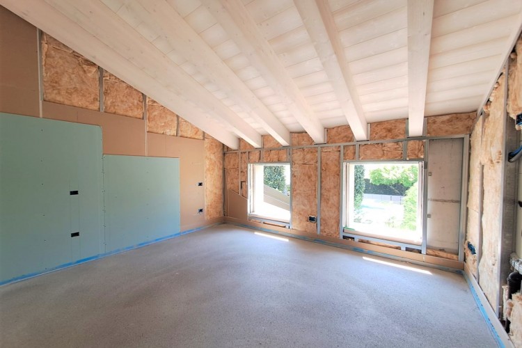 VILLA LATERALE CON 4.000 MQ DI PARCO ESCLUSIVO
