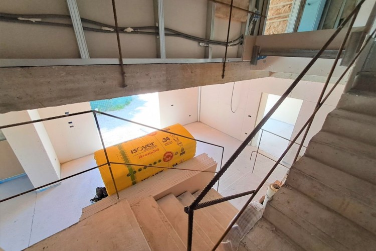 VILLA LATERALE CON 4.000 MQ DI PARCO ESCLUSIVO