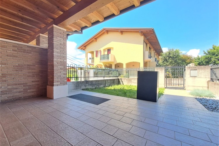 VILLETTA A SCHIERA PARZIALMENTE ARREDATA A STROPPARI