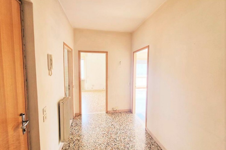 LUMINOSO TRICAMERE CON TERRAZZO ABITABILE A BASSANO