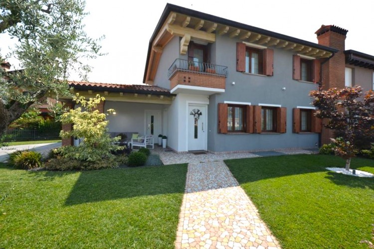 VILLA BIFAMILIARE CON AMPIO GIARDINO IN Q.RE SANTA CROCE