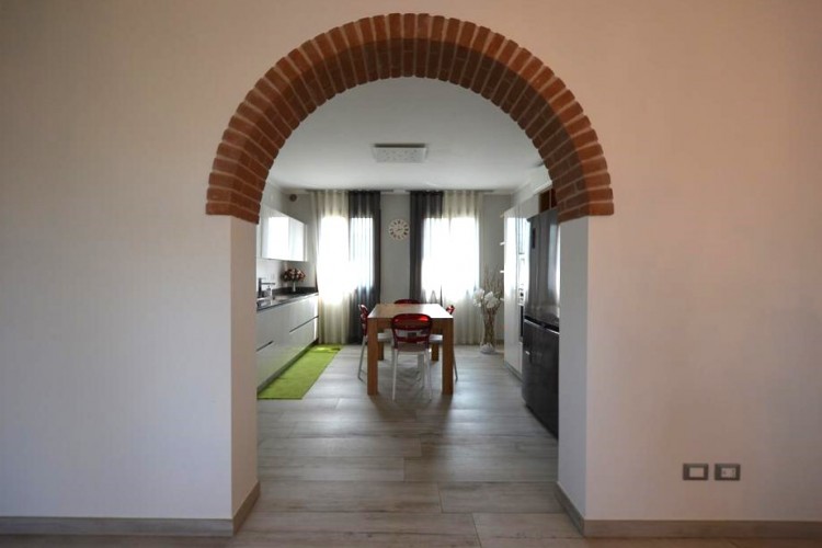 VILLA BIFAMILIARE CON AMPIO GIARDINO IN Q.RE SANTA CROCE