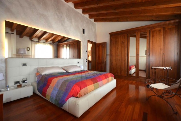 VILLA BIFAMILIARE CON AMPIO GIARDINO IN Q.RE SANTA CROCE