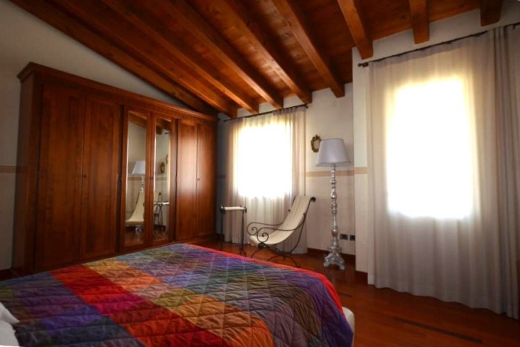 VILLA BIFAMILIARE CON AMPIO GIARDINO IN Q.RE SANTA CROCE