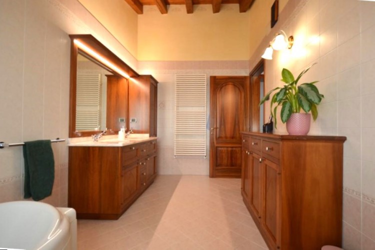 VILLA BIFAMILIARE CON AMPIO GIARDINO IN Q.RE SANTA CROCE