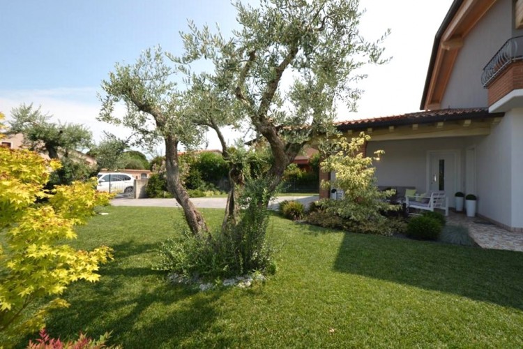 VILLA BIFAMILIARE CON AMPIO GIARDINO IN Q.RE SANTA CROCE