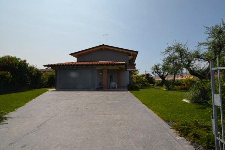 VILLA BIFAMILIARE CON AMPIO GIARDINO IN Q.RE SANTA CROCE