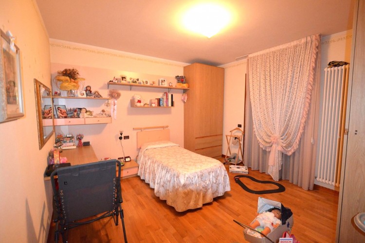 VILLA SINGOLA SU DI UN UNICO LIVELLO A FELLETTE