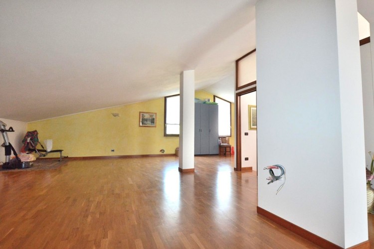 VILLA SINGOLA SU DI UN UNICO LIVELLO A FELLETTE