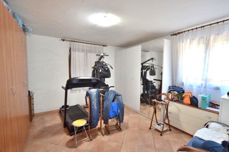 VILLA SINGOLA SU DI UN UNICO LIVELLO A FELLETTE