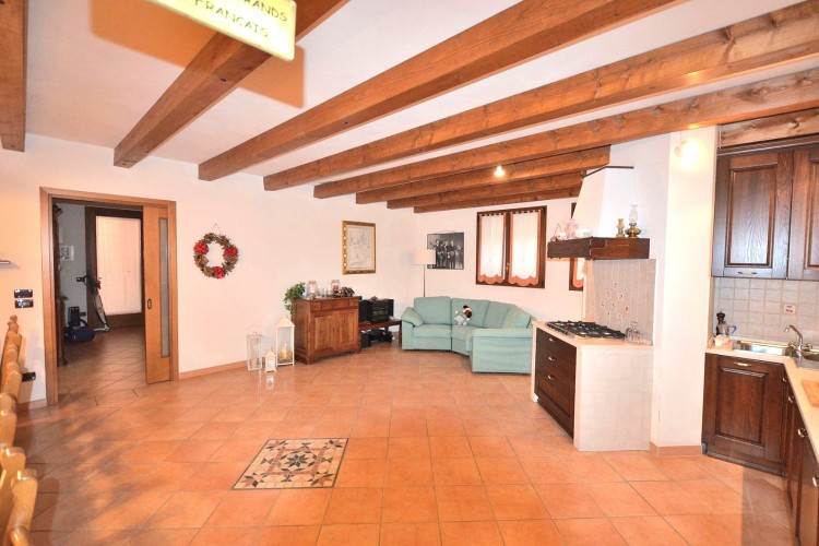VILLA SINGOLA SU DI UN UNICO LIVELLO A FELLETTE