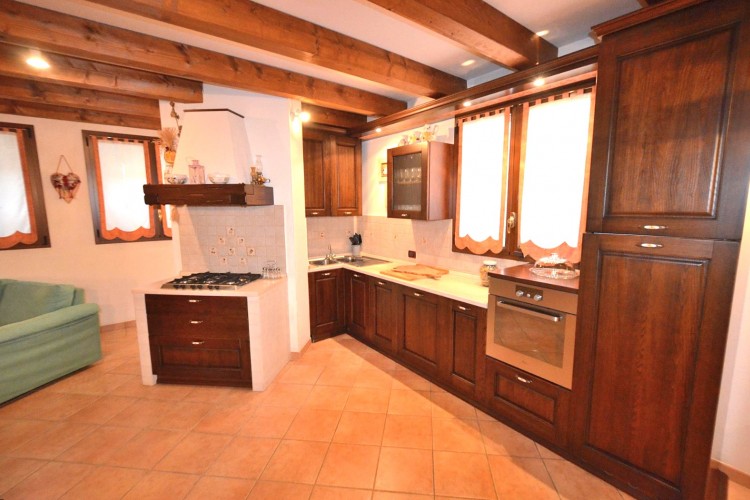 VILLA SINGOLA SU DI UN UNICO LIVELLO A FELLETTE