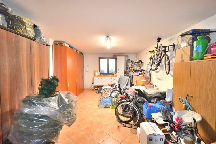 VILLA SINGOLA SU DI UN UNICO LIVELLO A FELLETTE