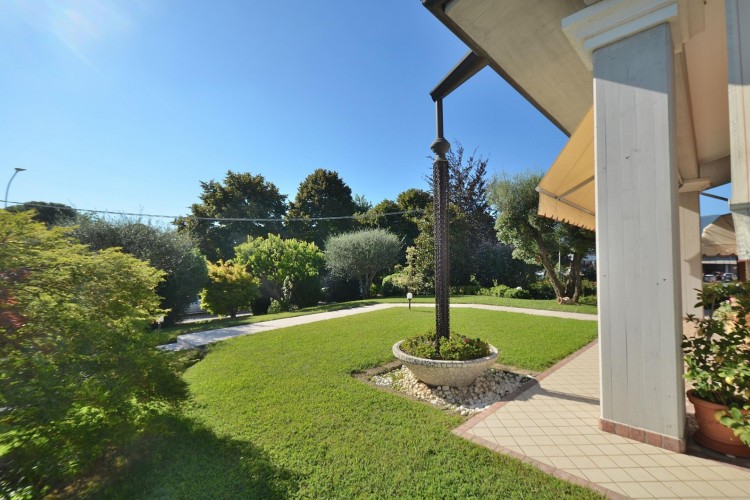 VILLA SINGOLA SU DI UN UNICO LIVELLO A FELLETTE
