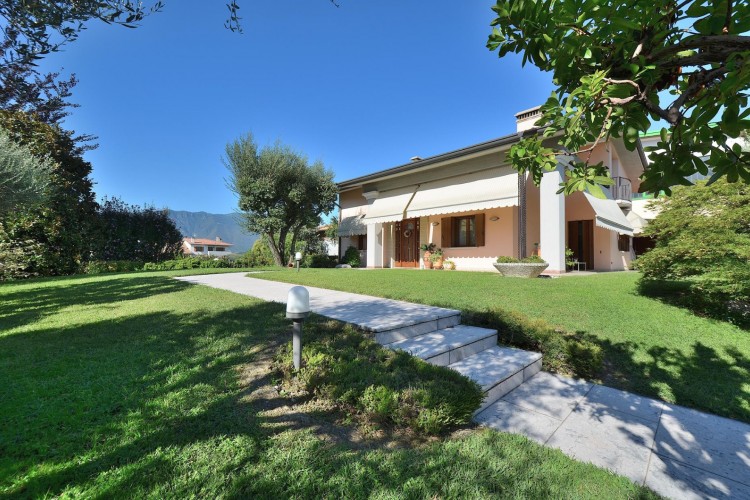 VILLA SINGOLA SU DI UN UNICO LIVELLO A FELLETTE