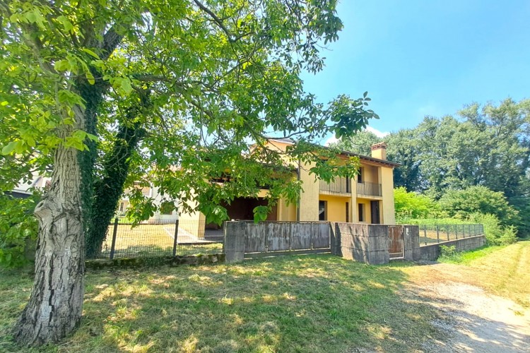 VILLA SINGOLA CON GIARDINO AL GREZZO AVANZATO