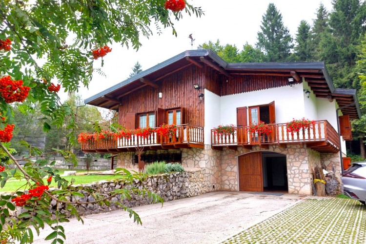 SPLENDIDA VILLA CON AMPIO GIARDINO A LUSIANA