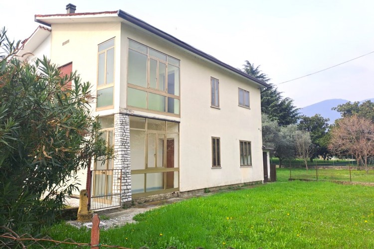 PORZIONE DI CASA BIFAMILIARE INDIPENDENTE CON AMPIO SCOPERTO PRIVATO A BASSANO DEL GRAPPA