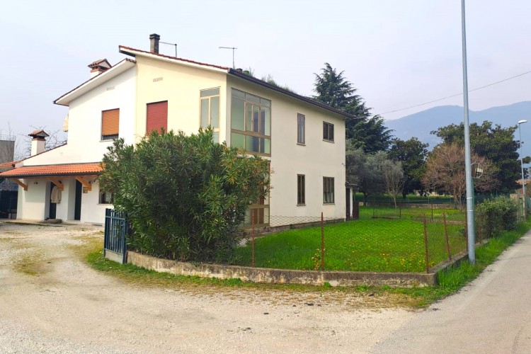 PORZIONE DI CASA BIFAMILIARE INDIPENDENTE CON AMPIO SCOPERTO PRIVATO A BASSANO DEL GRAPPA