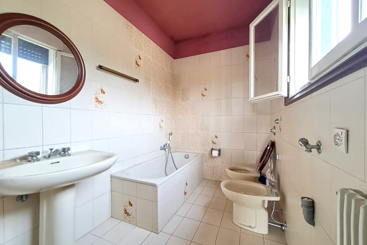 PORZIONE DI CASA BIFAMILIARE INDIPENDENTE CON AMPIO SCOPERTO PRIVATO A BASSANO DEL GRAPPA