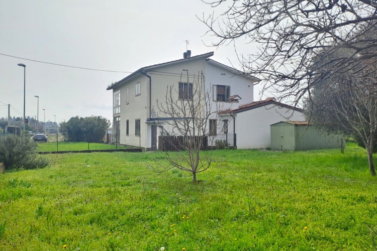 PORZIONE DI CASA BIFAMILIARE INDIPENDENTE CON AMPIO SCOPERTO PRIVATO A BASSANO DEL GRAPPA