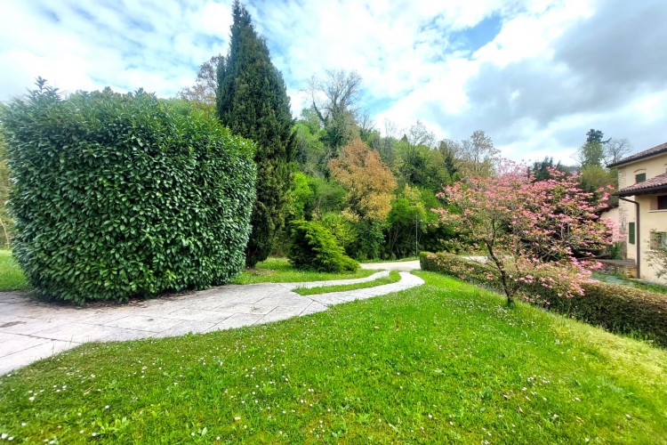 SUGGESTIVA VILLETTA BIFAMILIARE CON ACCESSO INDIPENDENTE E AMPIO GIARDINO A SAN ZENONE