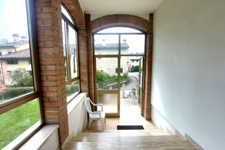 SUGGESTIVA VILLETTA BIFAMILIARE CON ACCESSO INDIPENDENTE E AMPIO GIARDINO A SAN ZENONE