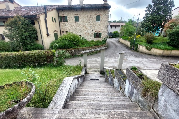 SUGGESTIVA VILLETTA BIFAMILIARE CON ACCESSO INDIPENDENTE E AMPIO GIARDINO A SAN ZENONE