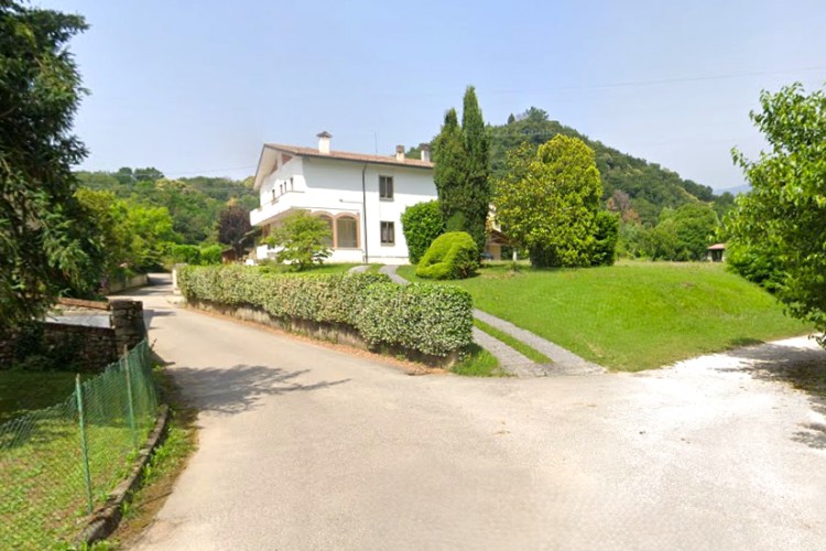 SUGGESTIVA VILLETTA BIFAMILIARE CON ACCESSO INDIPENDENTE E AMPIO GIARDINO A SAN ZENONE
