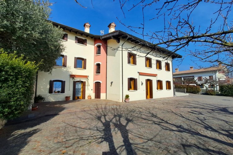 VILLA IN POSIZIONE PANORAMICA A PIEVE DEL GRAPPA