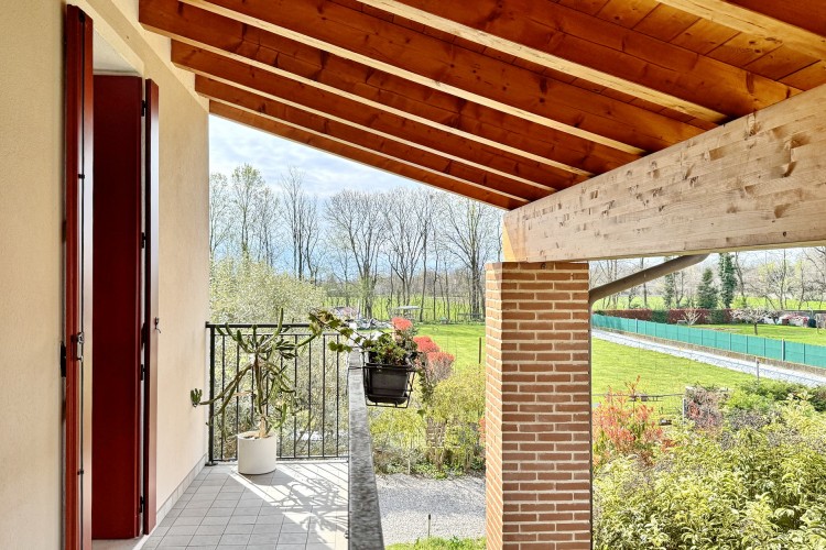 VILLA BIFAMILIARE INDIPENDENTE CON TAVERNA E GIARDINO ESCLUSIVO A CASSOLA